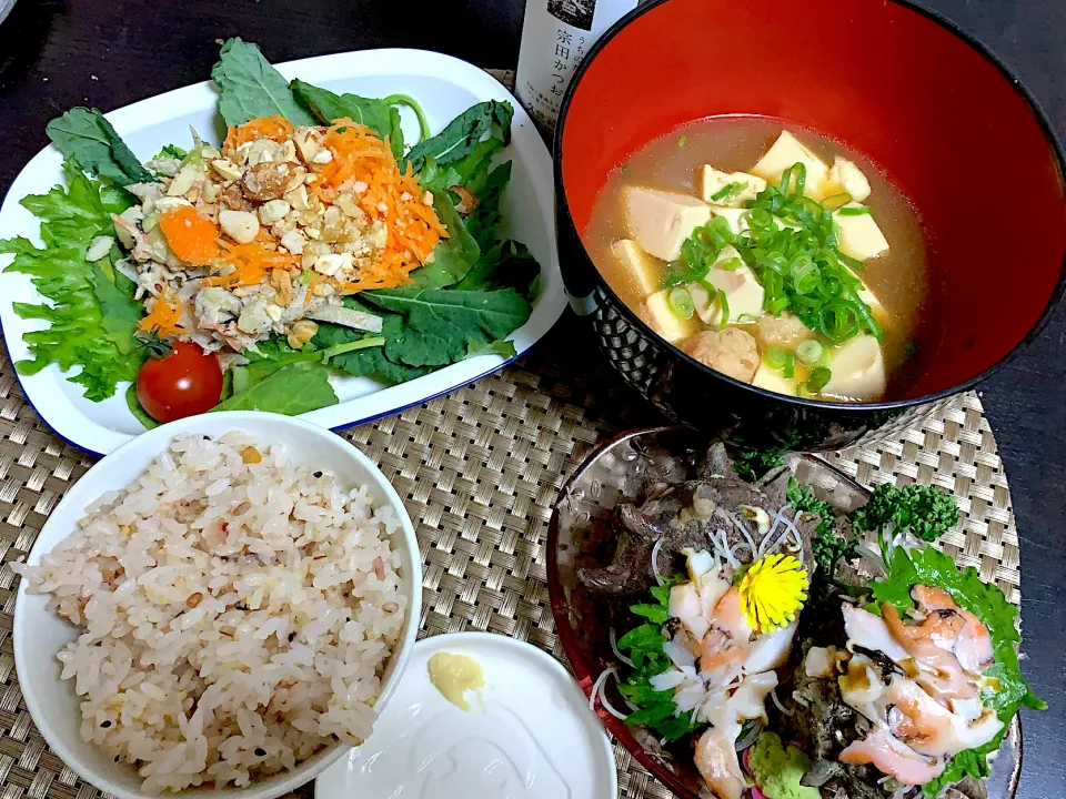 肉吸い サザエの刺身 キャロットラペと根菜のナッツサラダ🥗 雑穀ごはん|yumyum😋さん