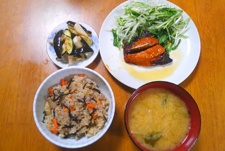 Snapdishの料理写真:１月１６日　ツナとひじきの炊き込みご飯　鰤の照り焼き　水菜の塩揉み　茄子の浅漬け　玉ねぎとわかめのお味噌汁|いもこ。さん