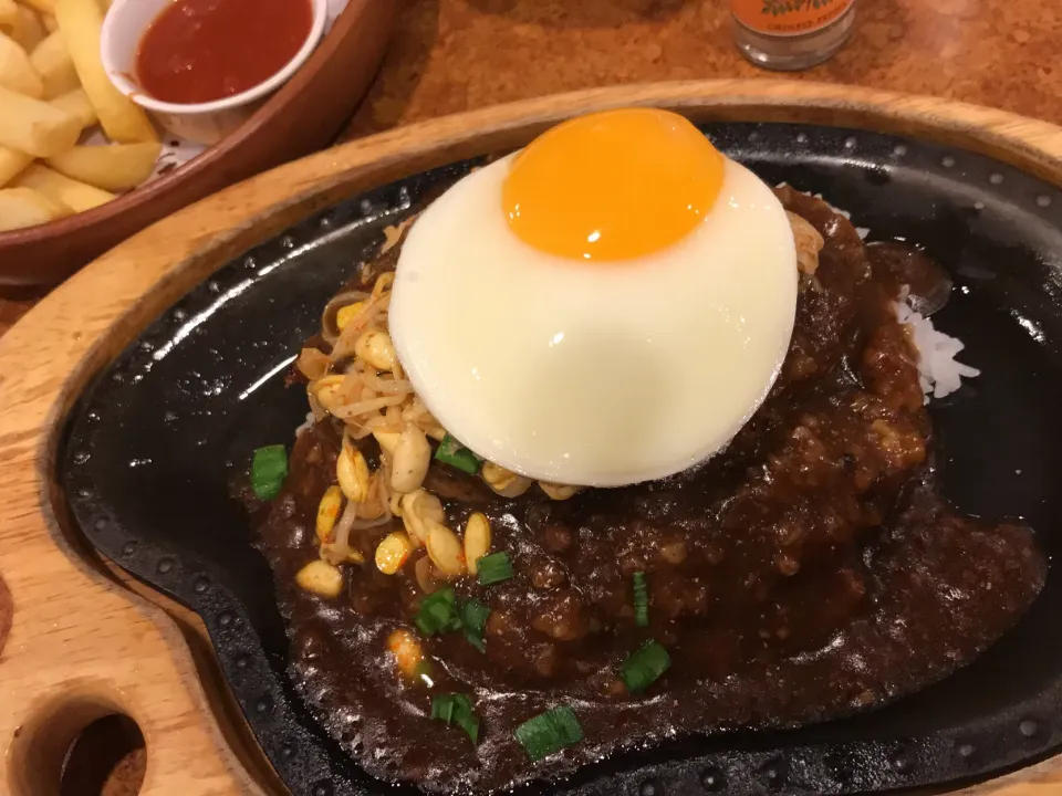 びっくりドンキーの麻辣バーグライス🌶|かおたまさん