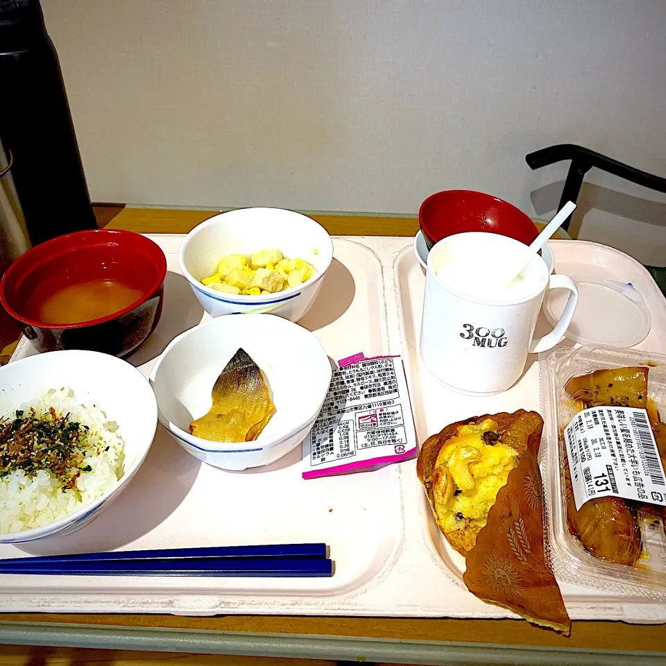 Snapdishの料理写真:2月19日　朝ごはん　　白飯、味噌汁、焼き鮭、和え物、牛乳、ふりかけ、ナッツパン、大学芋|yakinasuさん