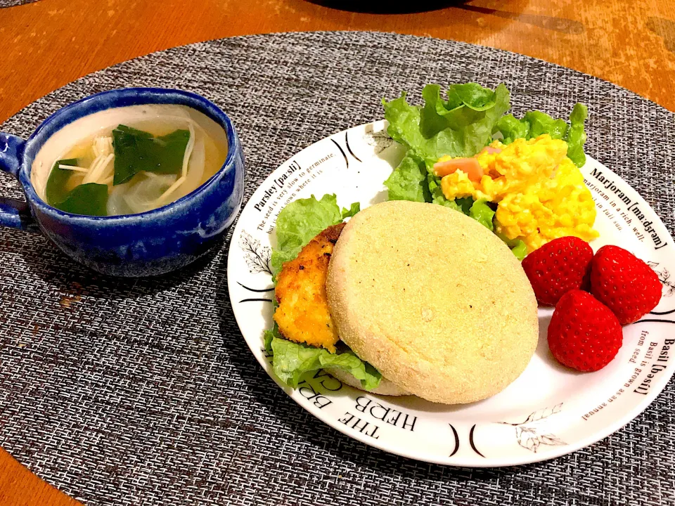 鶏むねパン粉焼きマフィンとコンソメスープ|とみぃさん