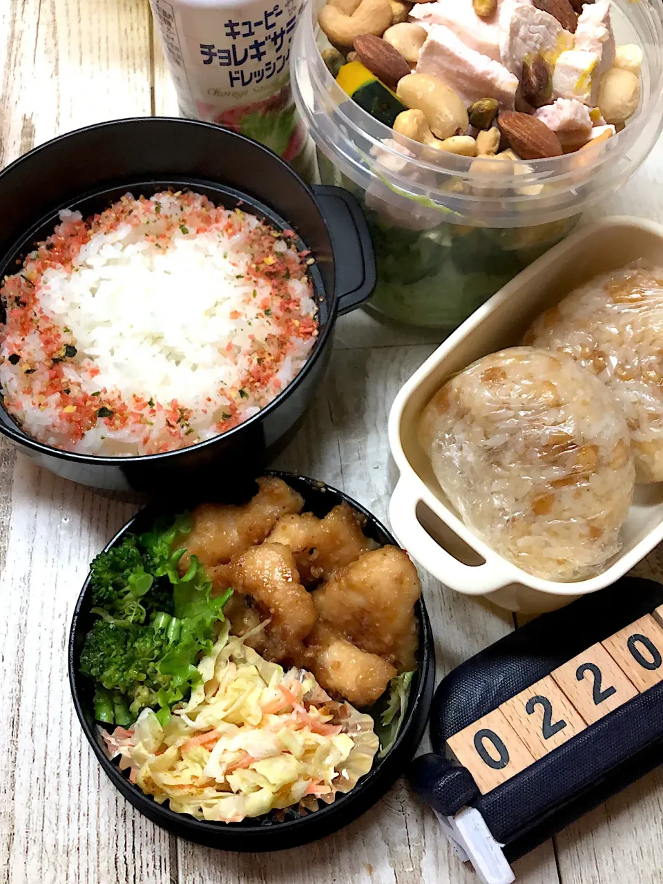 Snapdishの料理写真:チキンサラダとおにぎり弁当と鶏むね肉の味噌マヨ焼き弁当☆2/20#高校男子弁当#中学男子弁当|yu-co☆さん