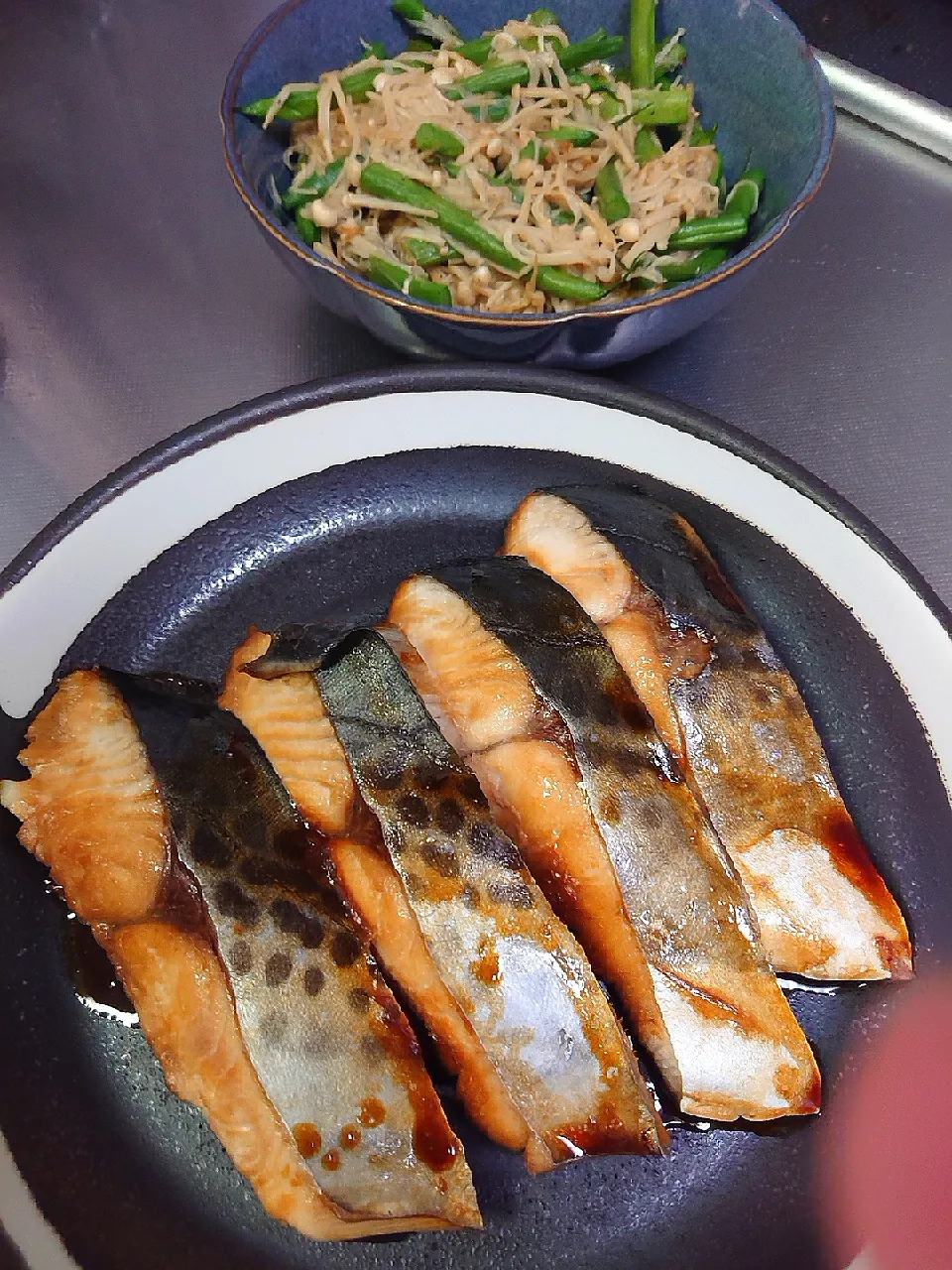 サワラの照り焼き
インゲンとエノキのバター炒め|ぱやさん