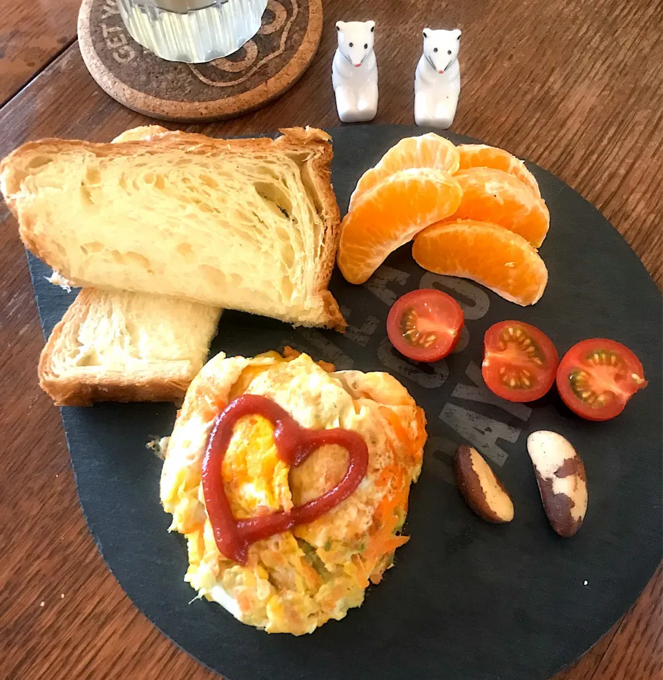 朝ごはん #ボローニャデニッシュ食パン  #アボカドキャロットオムレツ🥑|小松菜さん