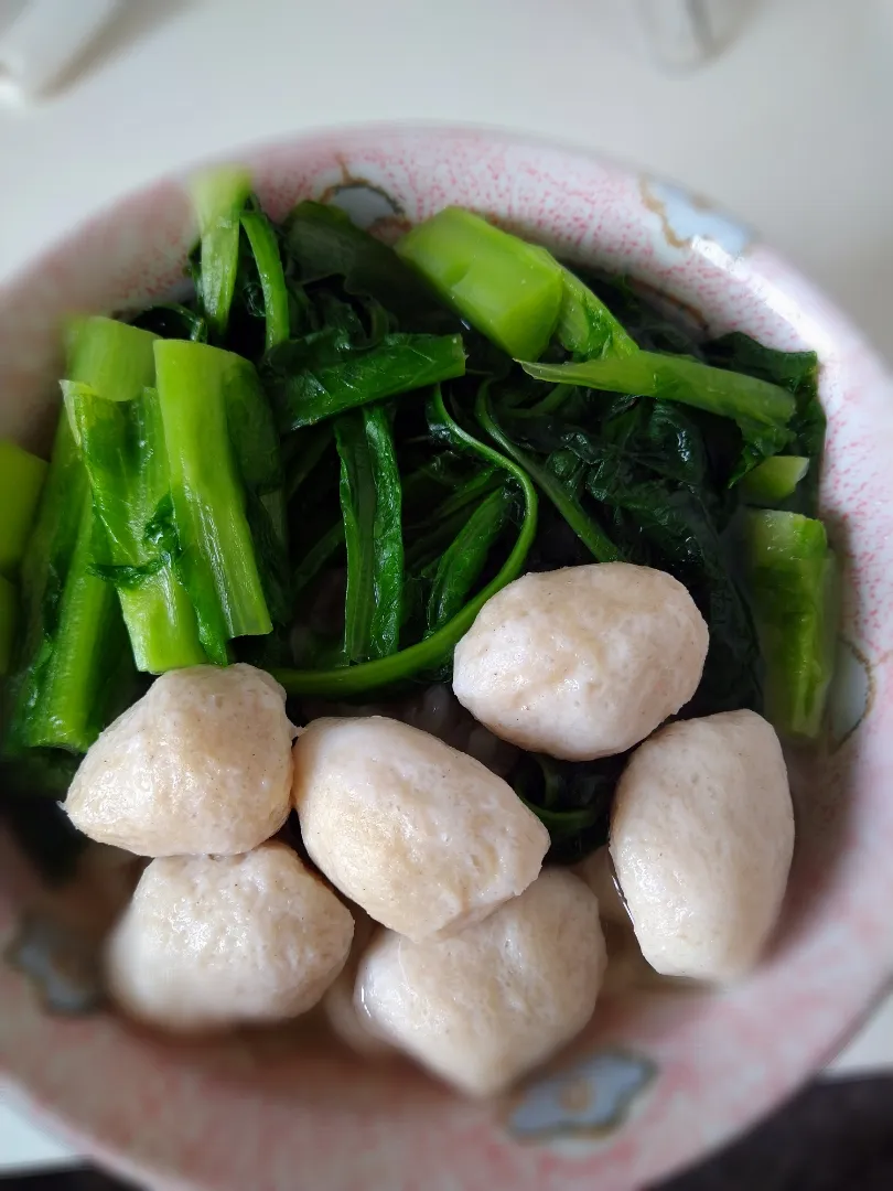 Snapdishの料理写真:Noodles soups with fish balls and vegetables|Sayur Hijau1674さん