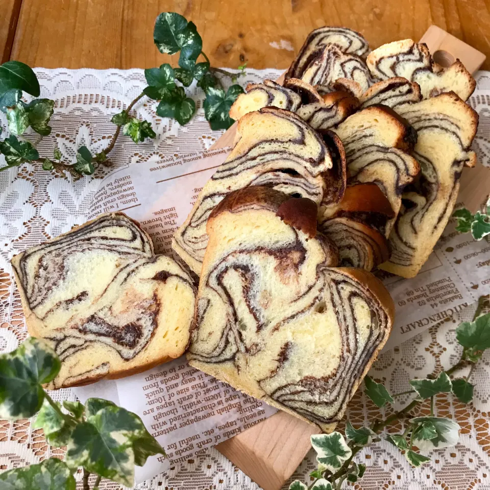 🎃🍫昨日焼いた　かぼちゃ生地のチョコ折込パン🍞をドキドキのスライス❣️|Hollyさん