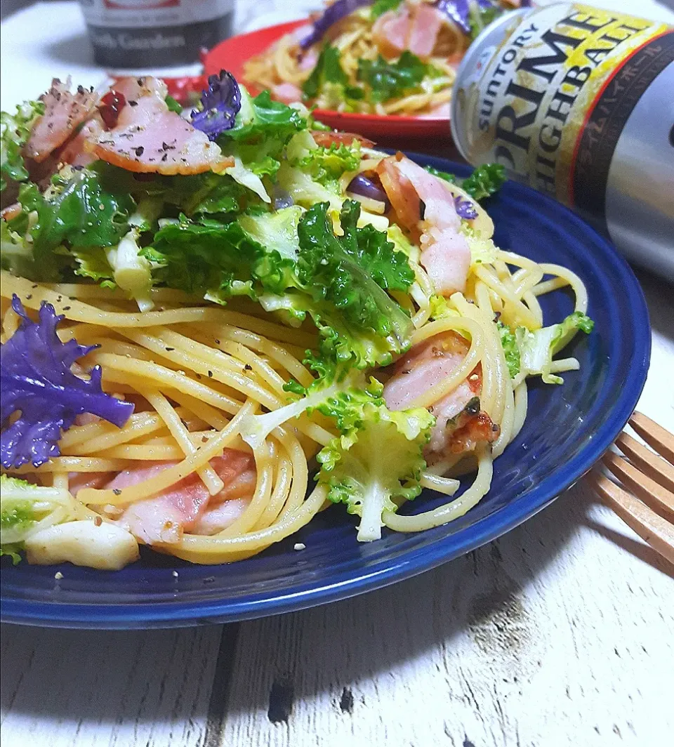 Snapdishの料理写真:春のパスタ🌼プチヴェールのペペロンチーノとハイボール😊💕|ナオミさん