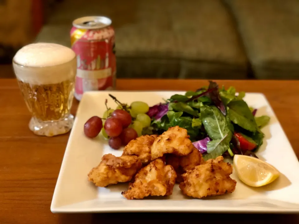 Snapdishの料理写真:から揚げ&ビール🍺　　　　　　　　　桜模様のスーパードライで🌸　　　　　Fried chicken and beer|マユマユさん