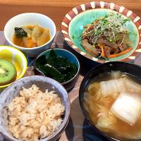 晩御飯
牛肉と玉ねぎの炒め物、白菜とツナのうま煮、わかめの酢の物、かぼちゃの煮物、生姜ご飯、キウイ