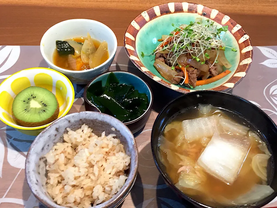 晩御飯
牛肉と玉ねぎの炒め物、白菜とツナのうま煮、わかめの酢の物、かぼちゃの煮物、生姜ご飯、キウイ|かよちゃんさん