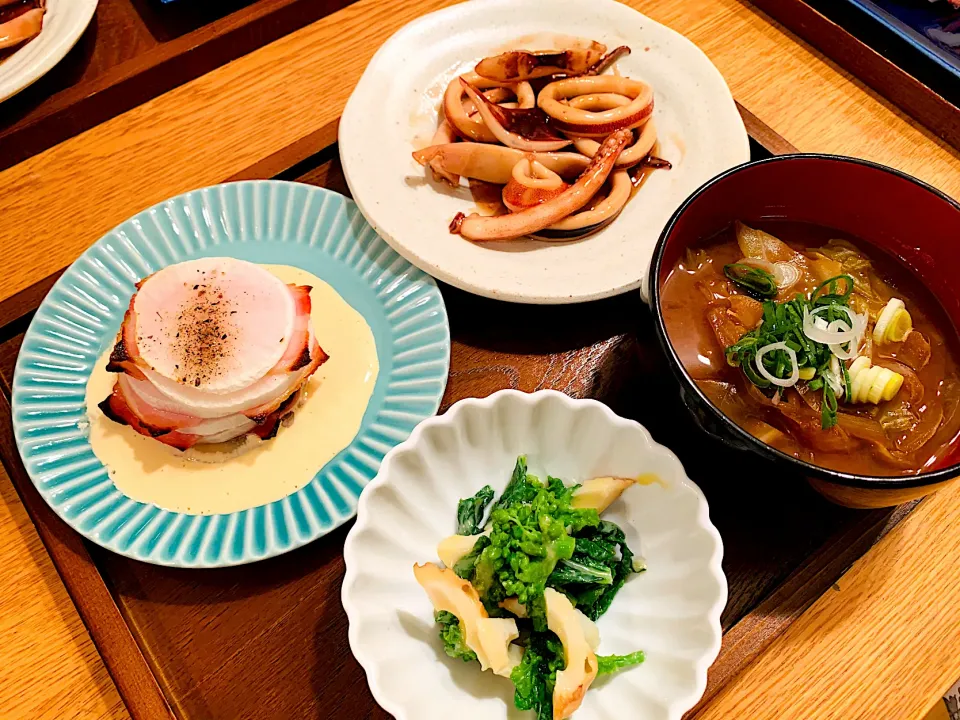 我が家の晩ごはん🍚大根とベーコンのミルフィーユ、イカの照り焼き、菜の花と竹輪のからし酢味噌和え、味噌汁|いちごさん