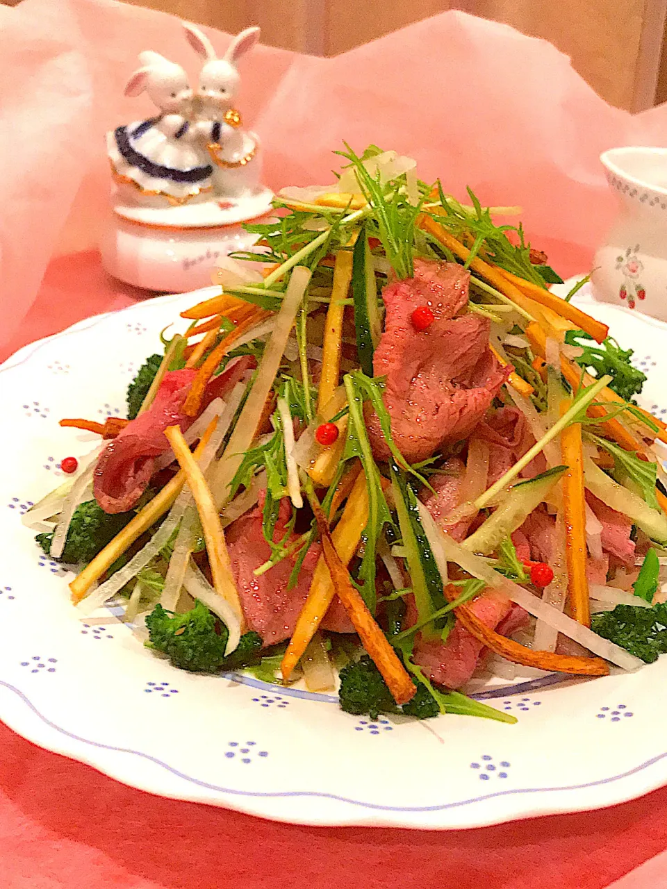 ぽっちさんの料理 大根とごぼうのカリカリ サラダ🥗にローストビーフをプラスしてデパ地下風|サミカさん