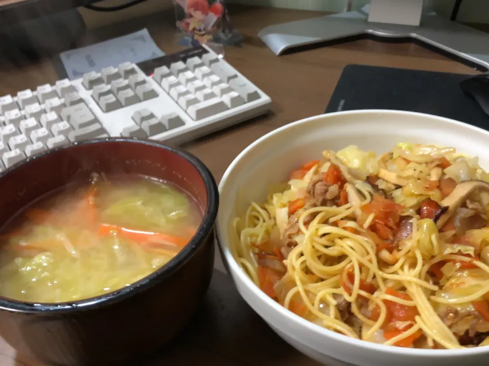 Snapdishの料理写真:キャベツとトマトのパスタ・人参とキャベツの味噌汁|a-parkさん