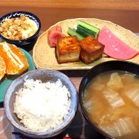 朝ごはん
絹揚げの甘辛煮、明太子、ハム、きゅうり、白米、白菜とツナのの味噌汁、シラヌイ、グラノーラ添えヨーグルト