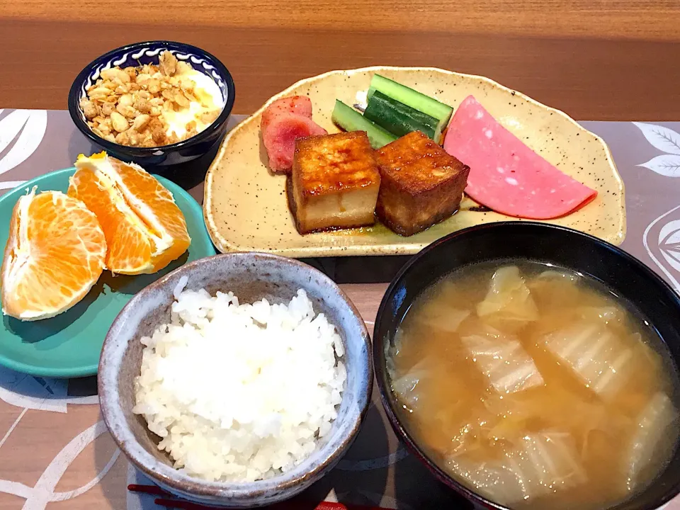 朝ごはん
絹揚げの甘辛煮、明太子、ハム、きゅうり、白米、白菜とツナのの味噌汁、シラヌイ、グラノーラ添えヨーグルト|かよちゃんさん