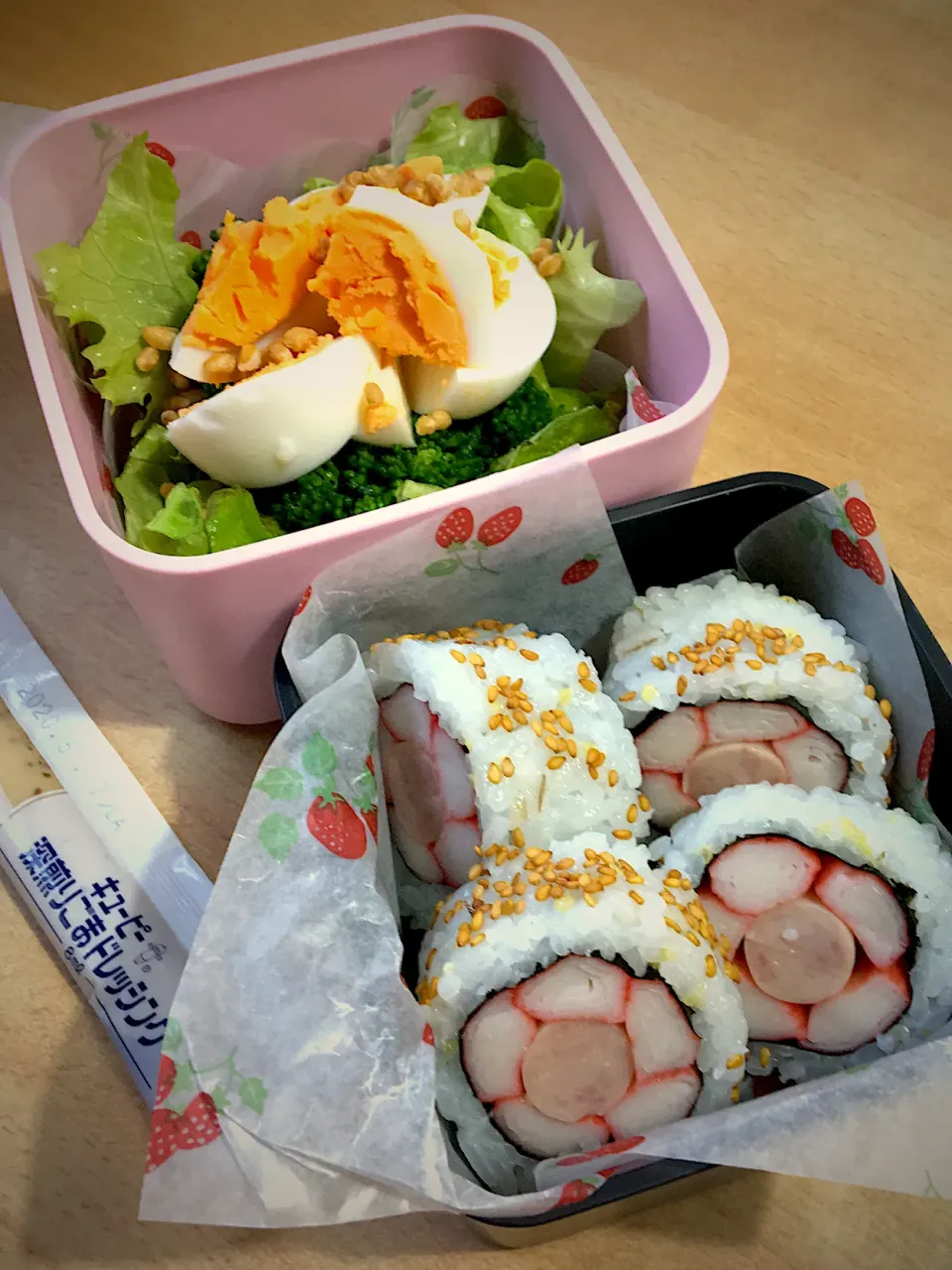 Snapdishの料理写真:カニカマ海苔巻き弁当|matumotommさん