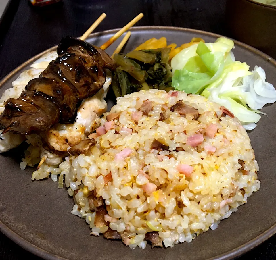 Snapdishの料理写真:晩ごはん⭐️⭐️⭐️断酒314日目　　　　　　　　　五目炒飯と焼鳥と茹でキャベツ|ぽんたさん