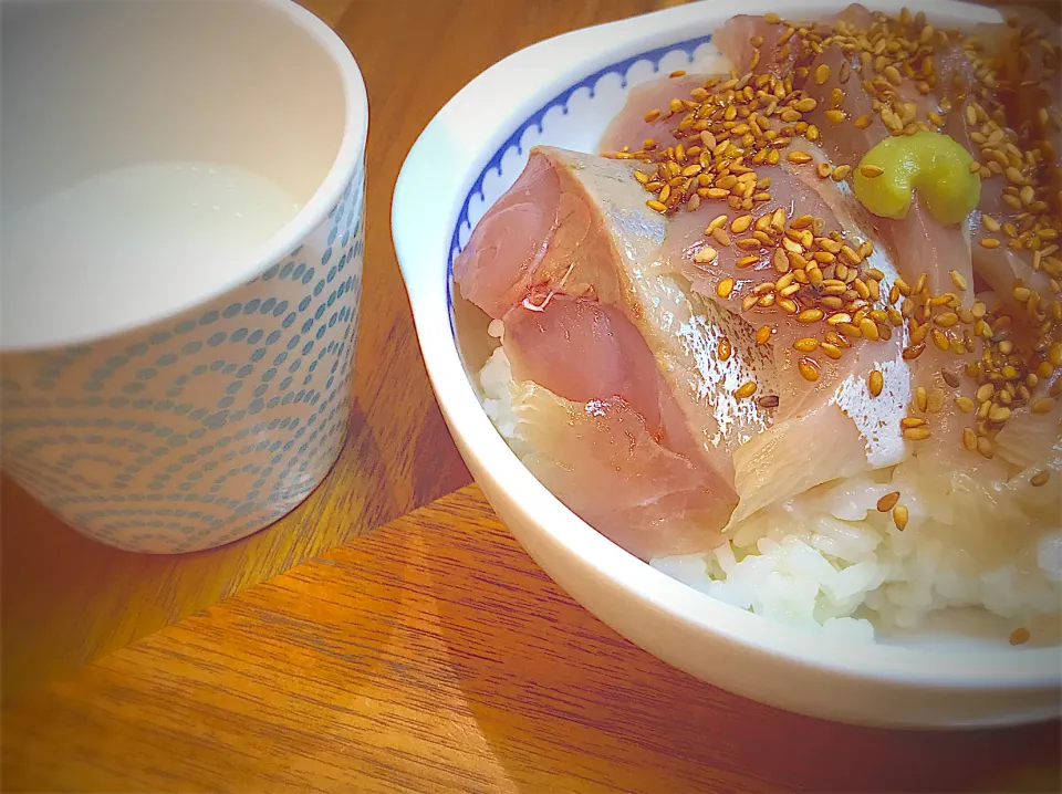 Snapdishの料理写真:先程のいなだの漬けで丼🐟|ちまさん