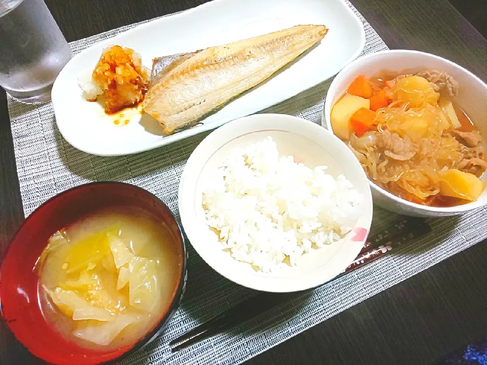 ごはん、キャベツと油揚げの味噌汁、肉じゃが、ホッケの塩焼き|サトリさん