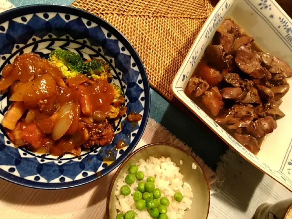 前日のハンバーグ種　残りをトマトソースで煮こむ　鶏肝が安かったので肝煮
グリーンピースご飯|pecopaさん