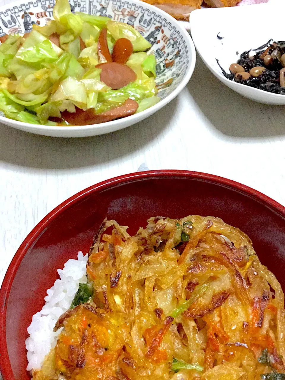 残り物野菜のかき揚げ丼。ひじき煮。キャベツの炒め物。|Ayaさん