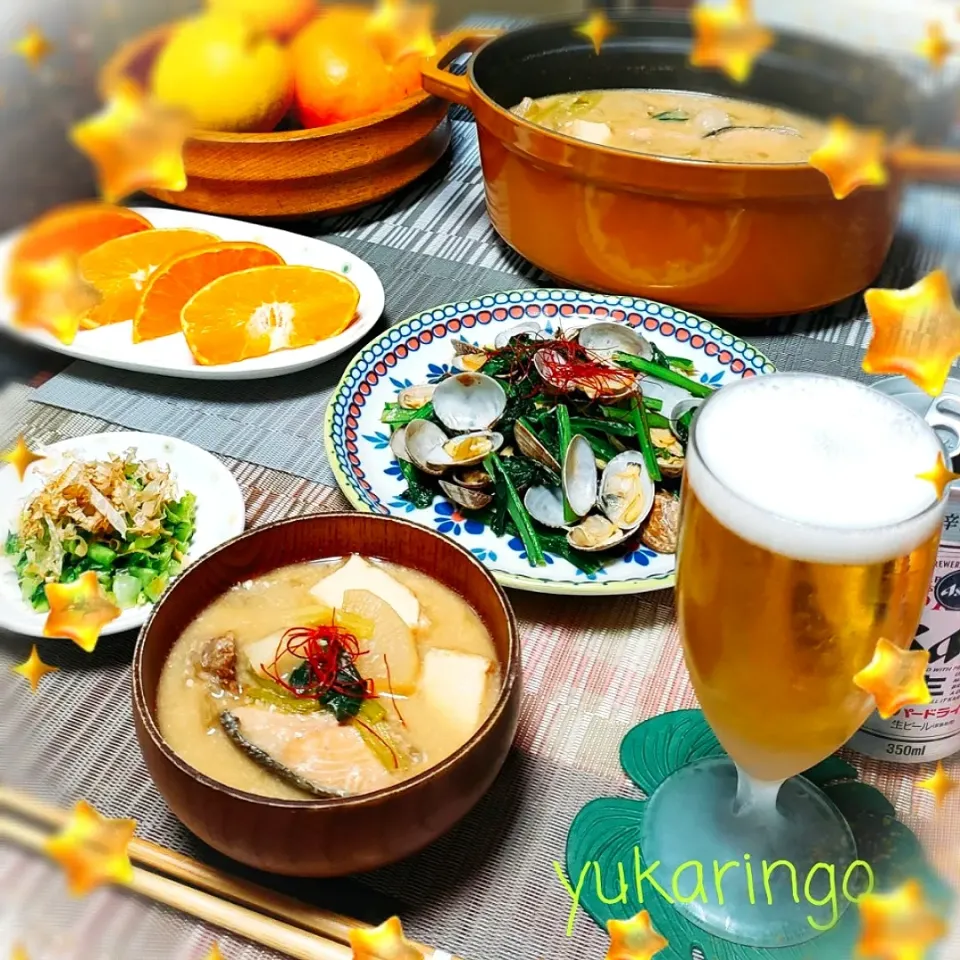 Snapdishの料理写真:今夜は茶色いご飯だな😆🍀

🍀柚子香る🍊
　鮭の粕汁
🍀焦がしニンニクが美味しい💕
　小松菜のあさりバター
🍀大根葉の浅漬け
🍀愛媛の甘平🍊
🍀ドライで✨🍻🎶|yukaringoさん