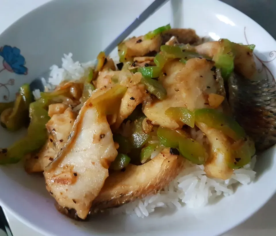 Black pepper sliced fish bittergourd 😚😍
Simple Friday dinner 21.02.20|🌷lynnlicious🌷さん