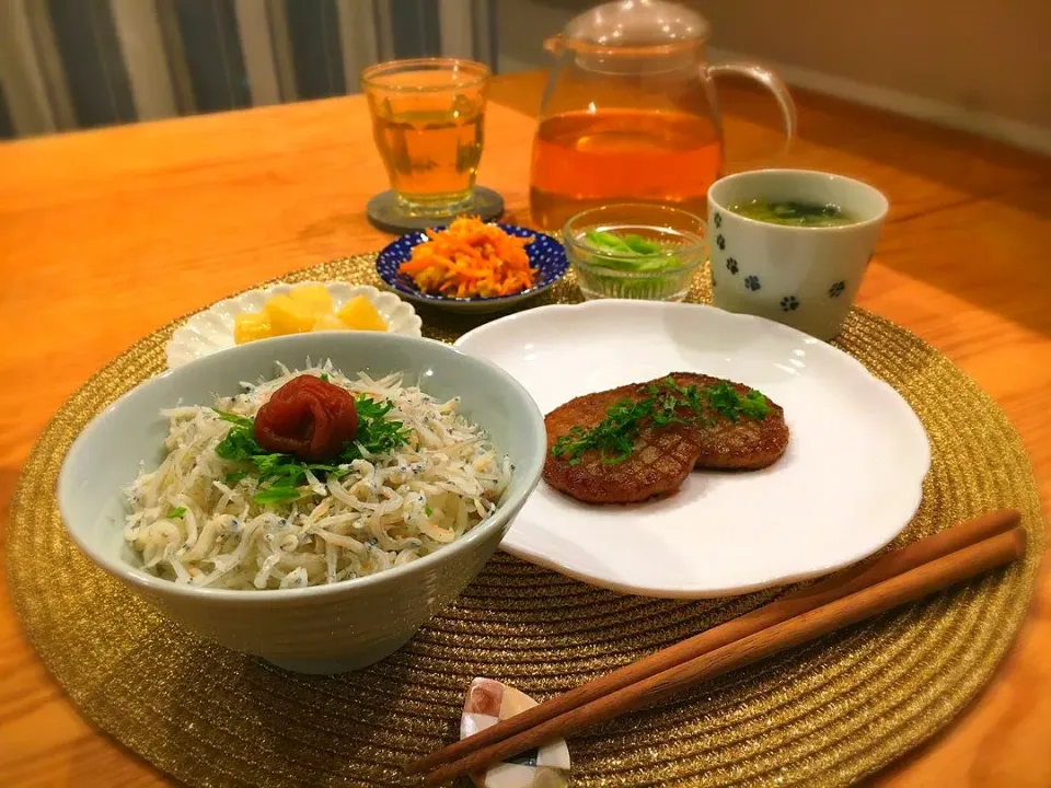 釜揚げしらす丼な晩ごはん🐟️＊

大根ステーキは愛用siroca 圧力鍋で下処理すると簡単ふっくら✨|おーやんさん