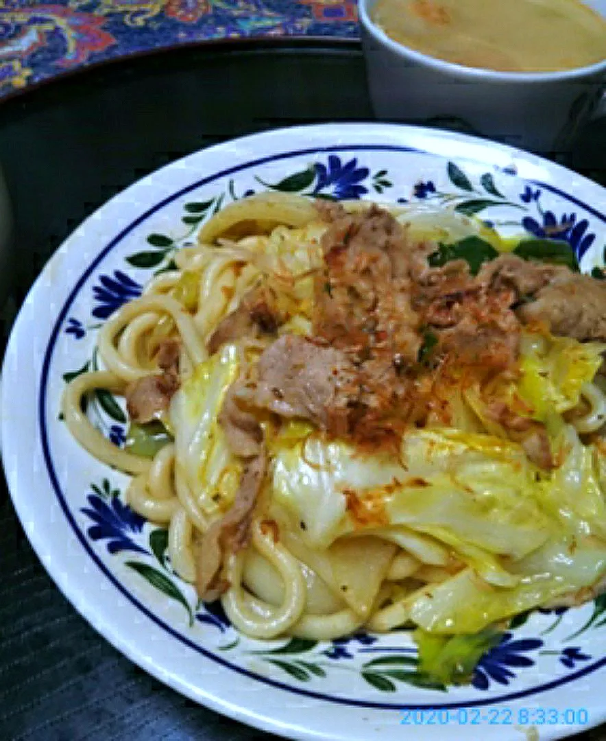 よねばーばの朝ごはん
焼きうどん
(キャベツが安いので思いきり入れる
、玉ねぎ、豚肉、鰹節、)|yoneばーばさん