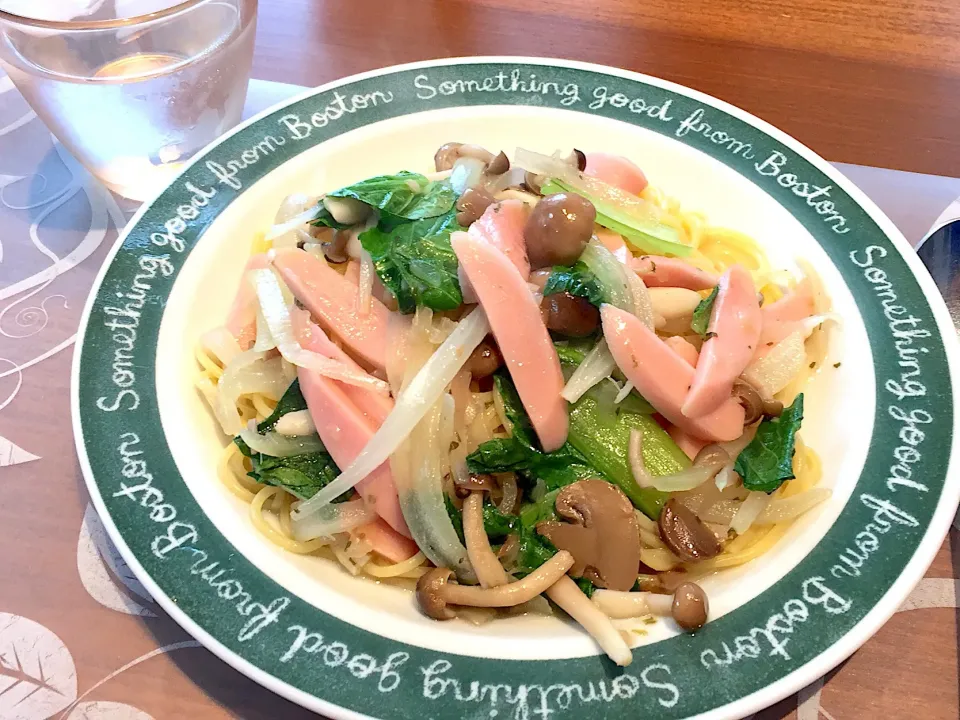 Snapdishの料理写真:昼ごはん
あさりとシメジと玉ねぎと小松菜と魚肉のスープパスタ|かよちゃんさん