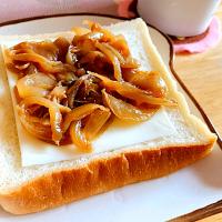 生食パンに、スライスモッツァレラ飴玉ねぎソテー