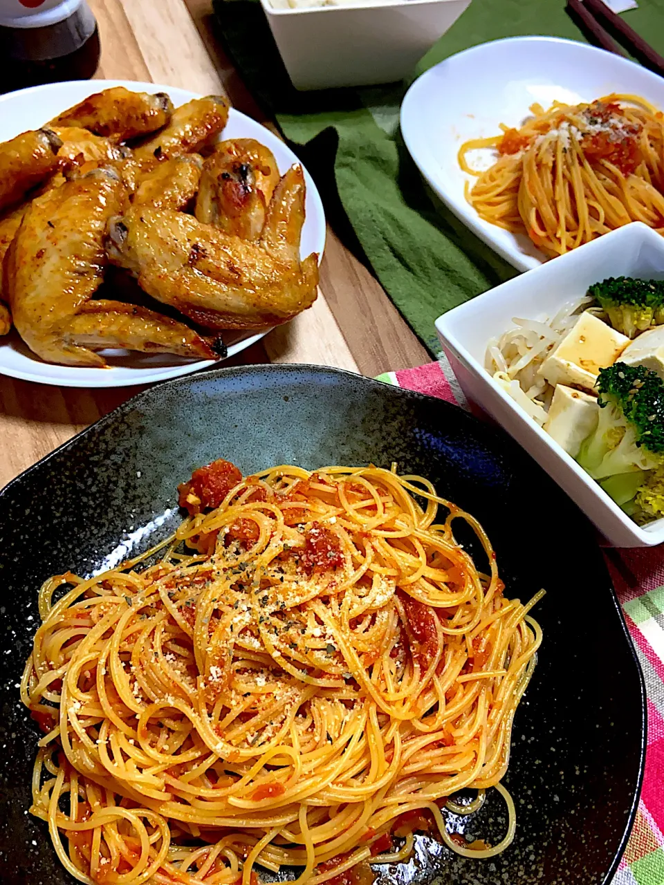 お夕飯は、トマトパスタ🍝とうまつゆサラダ|renharuruさん