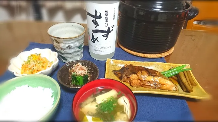 Snapdishの料理写真:娘が作ってくれた夕食👩

  赤鰈の煮付け🐟
  ほうれん草のお浸し🌱
  三色なます
  豆腐・ワカメの味噌汁|びせんさん