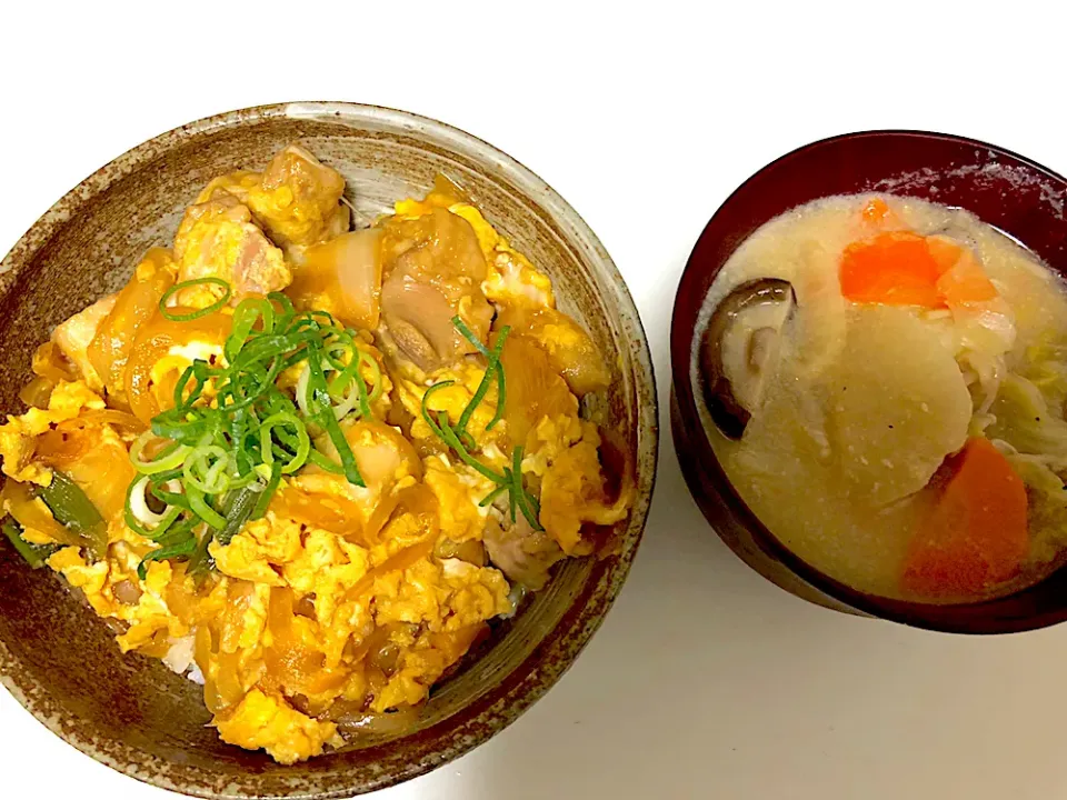 たっぷりお肉の親子丼と、味噌汁|KKOさん