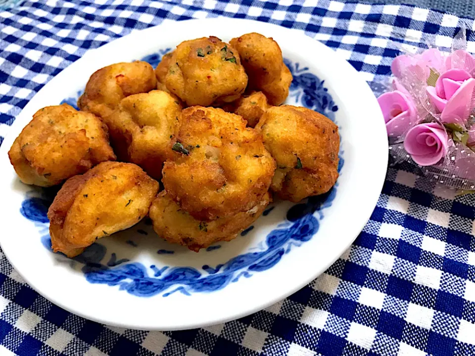 Snapdishの料理写真:はんぺんとおからの合わせ揚げ🌸海老入り🦐|えいぽんさん