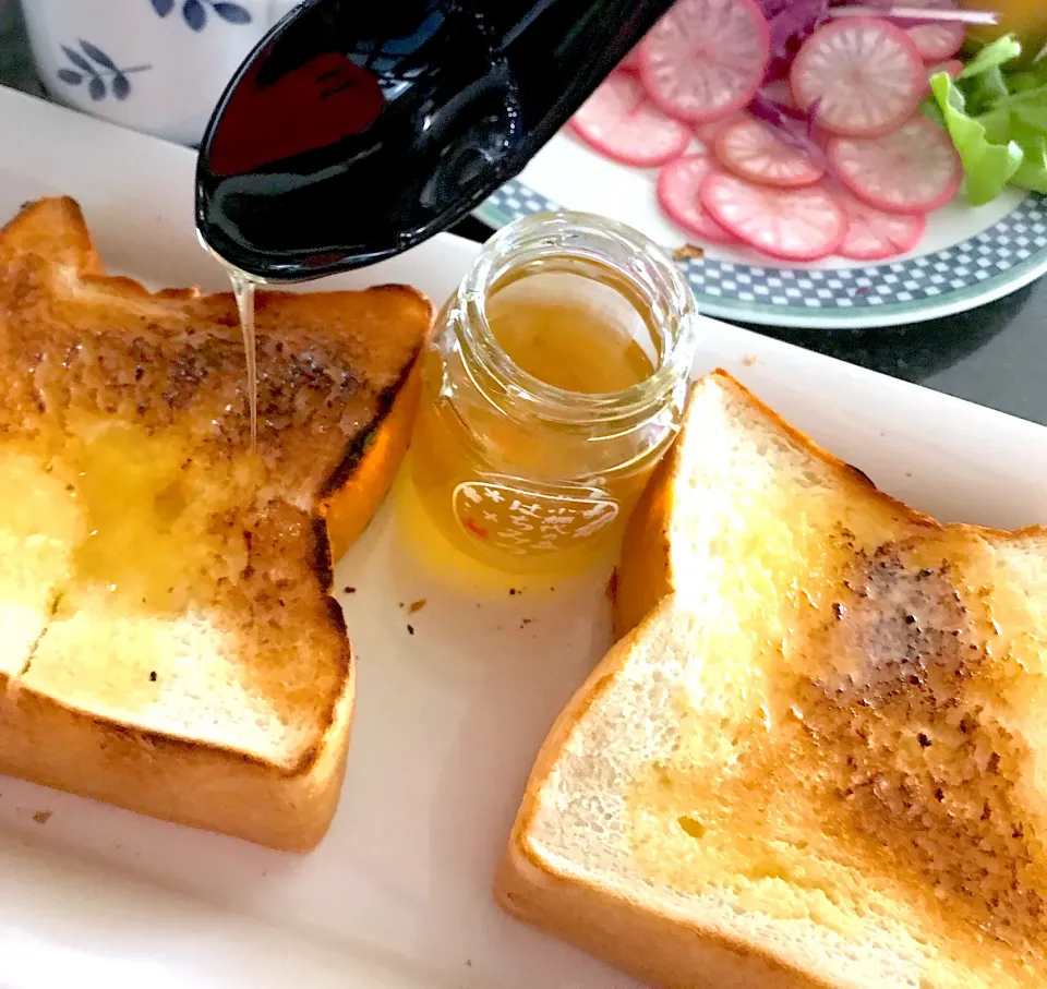 Snapdishの料理写真:午後の食パン　　これ半端ないって言う名前の食パンをトーストしてfoodieさんに頂いた蜂蜜をたらして。|シュトママさん