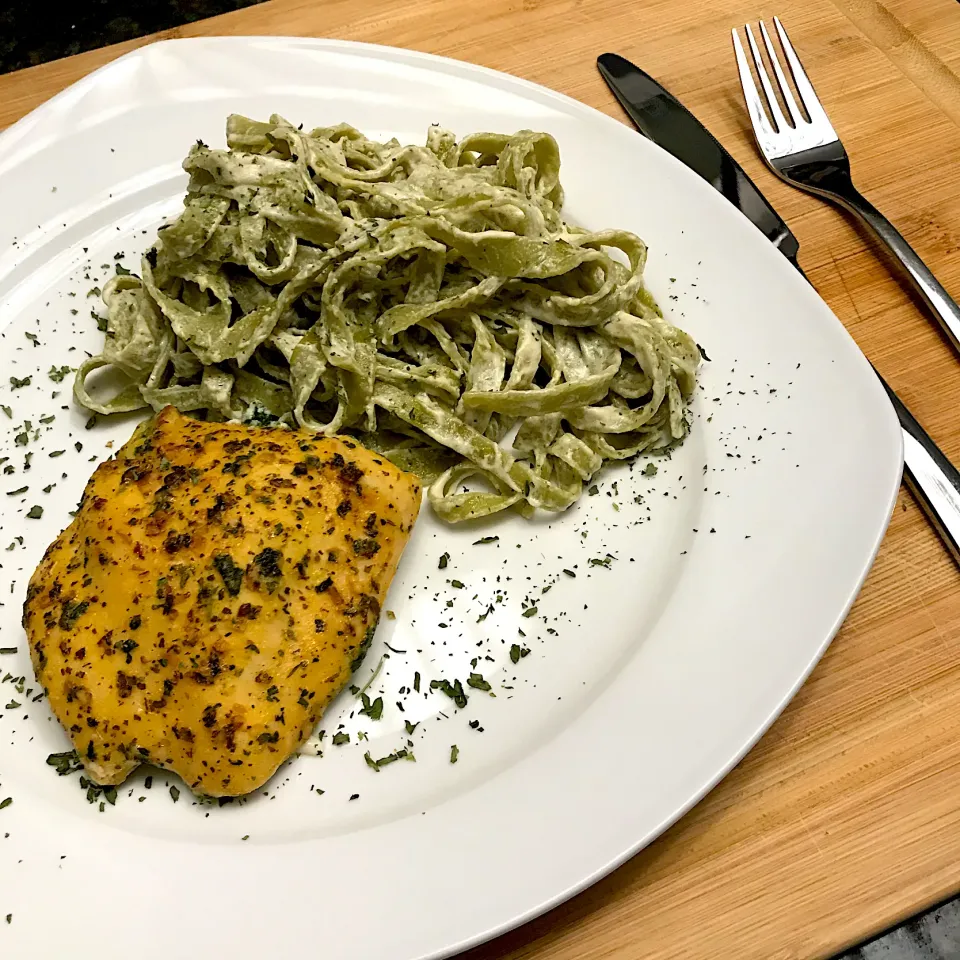 Spinach Ricotta stuffed Chicken with spinach pasta in an Alfredo Sauce|T.E.Dennisさん