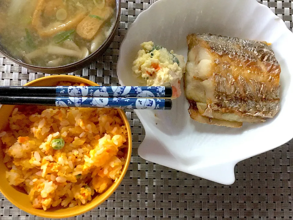 太刀魚の塩焼きと豆ご飯の炒飯|すくらんぶるえっぐさん