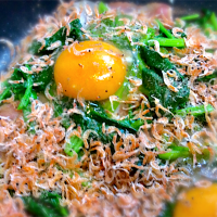 スライスしたジャガイモの上にベーコン、その上にスライス玉ねぎ、その上に玉子、その上にほうれん草、その上に小エビのアミで朝ごはん