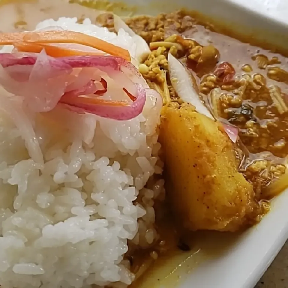 赤いえのき茸とじゃがいもの鶏キーマカレー|ふじわらたくやさん