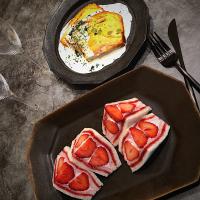 自家製いちごジャムといちごのサンドイッチ(まだ余ってたんか？のフランボワーズクリームを挟んで)と野菜のガトー・インビジブル。派手やけどメインはなんや？のランチ♪( ´▽｀)