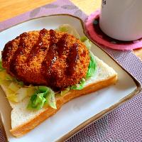 生食パンに　茹でキャベツと惣菜コロッケ