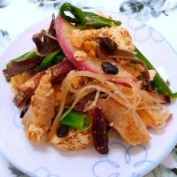 🔷焼き豆腐と厚切り豚🐖ロースの豆豉(とうち)炒め🔷春雨入りでボリューミー😊