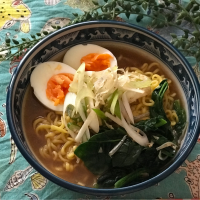 ゆみちゃんのネギナムルとこずりんのちぢみほうれん草で美味しいラーメンできたよ🍜