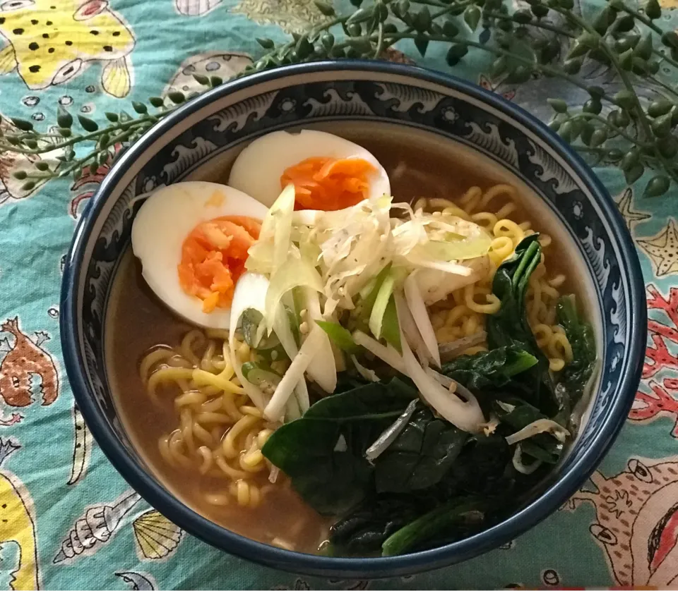 Snapdishの料理写真:ゆみちゃんのネギナムルとこずりんのちぢみほうれん草で美味しいラーメンできたよ🍜|noeさん