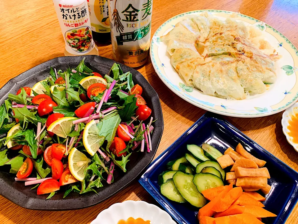 餃子でカンパーイ🍺餃子にはビール‼️ポン酢にラー油←定番‼️ミツカン　オイルとかける酢に粗挽き胡椒たくさん入れて餃子食べるとうまい‼️サッパリする|いちごさん