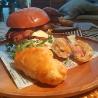 我が家オリジナル！味噌カツソースは、甜麺醤その他の調味料!で合わせたソースに鶏もも肉を漬け込んで焼いてたっぷり野菜とチーズを挟んだ🍔【田楽焼きチキンバーガー】♪♪メインも美味しいけど写真手前のベーコンポテトパイが！やばい♪♪