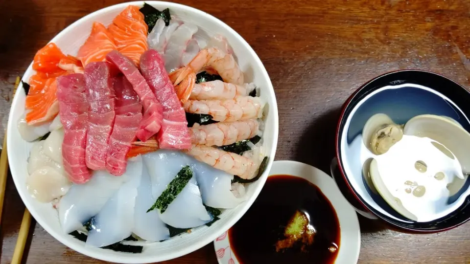 海鮮丼にハマグリのお吸い物|アクちゃんさん