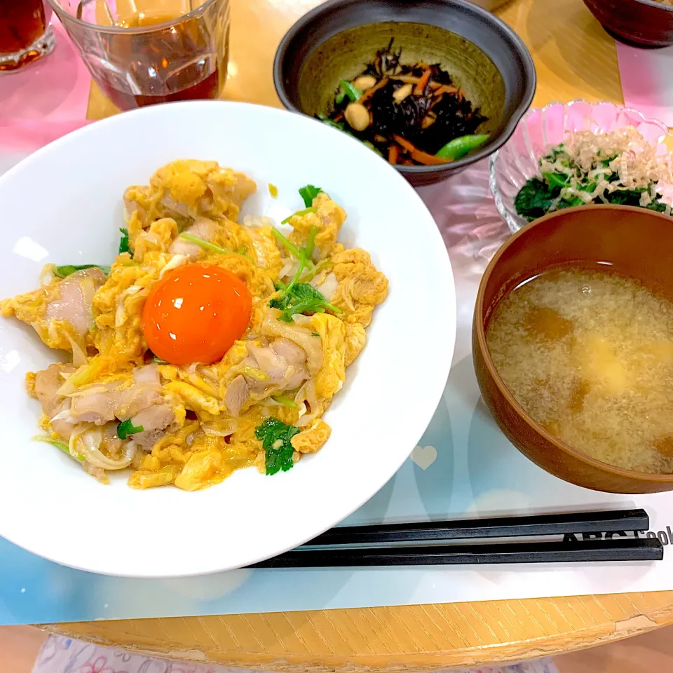 親子丼・ひじきの煮物・ほうれん草のお浸し・豆腐となめこのみそ汁|sayaさん