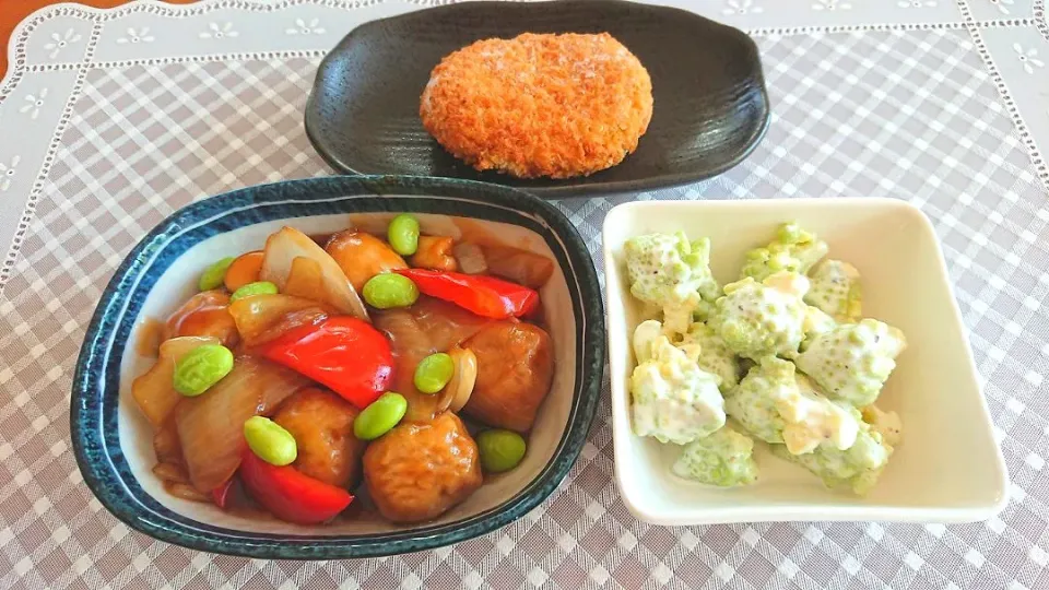 ☆肉団子とパプリカの甘酢あん炒め
☆かぼちゃコロッケ
☆ロマネスコのマヨネーズ和え|chikakoさん